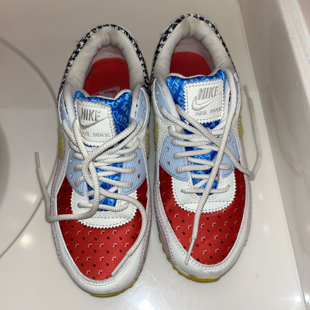 Air maxes size 7.5